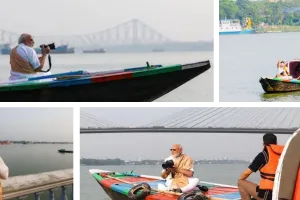 मोदी ने हुगली नदी में की नाव की सवारी : हाथ में कैमरा लिए लकड़ी की नाव पर बैठे नजर आए, नदी की खींची फोटो