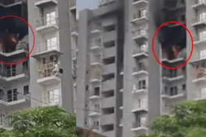 ग्रेटर नोएडा में भयावह हादसा : सोसाइटी में फ्लैट की बालकनी में लगी भीषण आग, मेंटिनेंस टीम की सतर्कता से टला बड़ा हादसा