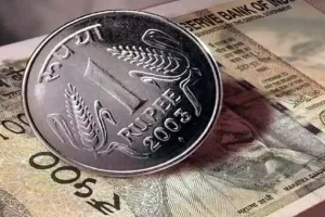 शेयर बाजार में गिरावट के बाद डॉलर के मुकाबले रुपया 55 पैसे हुआ कमजोर, 93.34 पर पहुंचा