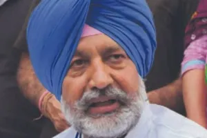 जमीन अधिग्रहण के खिलाफ मोहाली में गरजी कांग्रेस : बाजवा और बलबीर सिद्धू ने दिया पुडा भवन के बाहर धरना, किसानों और स्थानीय निवासियों ने सरकार के खिलाफ जमकर की नारेबाजी  