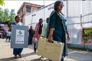 बंगाल में वोटिंग का धमाल : पहले चरण की 152 सीटों पर रिकॉर्ड तोड़ मतदान; हिंसा की छाया में मतदान, कई जगह झड़पें और बमबाजी