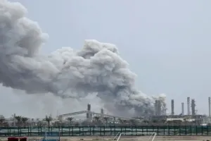 मिडिल ईस्ट में भीषण तनाव के बीच कुवैत में वित्त मंत्रालय और तेल रिफाइनरी पर ड्रोन हमला: कोई हताहत नहीं, सरकार ने जारी किया कर्मचारियों को घर से काम करने का निर्देश