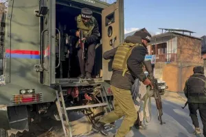 जम्मू-कश्मीर पुलिस को बड़ी कामयाबी : एक महिला सहित लश्कर-ए-तैयबा के चार सदस्य गिरफ्तार, हथियारों को जखीरा जब्त 