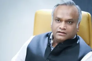 प्रियांक खरगे का तीखा हमला : विपक्ष के साथ दोहरा बर्ताव कर रहा है चुनाव आयोग, सत्तारूढ़ दल पर दोहरे मानदंड अपनाने का लगाया आरोप 