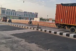 असर खबर का : आरओबी से हटाया झुका हुआ खम्बा, बंद लाइटें फिर से जल उठेंगी