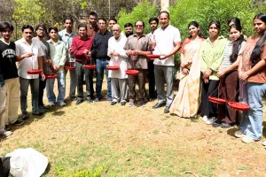 भीषण गर्मी में पक्षियों को राहत देने का प्रयास : दाना-पानी उपलब्ध कराने के लिए लगाए परिंडे, आमजन में जीव दया का संदेश देना अभियान का उद्देश्य