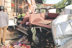 श्रद्धालुओं से भरी क्रूजर टेम्पो आगे चल रहे ट्रक से भिड़ी, 3 की मौत