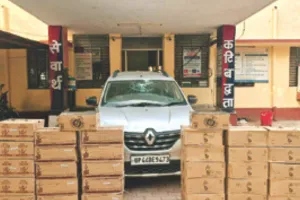 कार से 3.68 लाख की अवैध शराब बरामद :  नाकाबंदी तोड़ी, अंधेरे का फायदा उठाकर फरार हो गए तस्कर