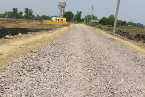 अधूरी सड़क बन रही हादसों का कारण, ग्रामीणों में रोष