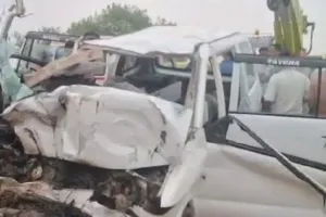 यूपी में सड़क किनारे खड़े ट्रक से टकराई तेज रफ्तार एसयूवी : भीषण टक्कर में कार के उड़े परखच्चे, घायलों को गेट काटकर निकाला बाहर; 6 लोगों की मृत्यु