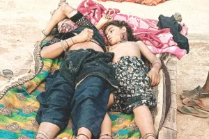 झोंपड़ी के बाहर सो रही मां-बेटी पर धारदार हथियार से हमला, 13 वर्षीय बेटी की मौत