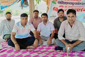 भीषण गर्मी में भी जारी जेसीटीएसएल कर्मचारियों का आमरण अनशन, 8वें दिन भी नहीं बनी बात