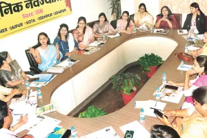 जब-जब कागज पर लिखा मैंने मां का नाम, कलम अदब से बोल उठी हो गए चारों धाम 