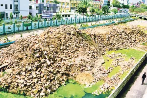 बरसात में बाधक बनेगा नाले में पत्थरों का पहाड़, स्थानीय लोगों की बढ़ी चिंता