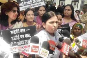 पेट्रोल और गैस के दामों में बढ़ोतरी : राजस्थान महिला कांग्रेस का गवर्नमेंट हॉस्टल पर प्रदर्शन, दाम बढ़ने के बाद विपक्ष बना हमलावर