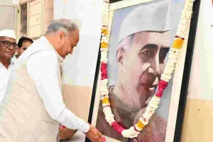 पूर्व पीएम जवाहर लाल नेहरू की पुण्यतिथि : पीसीसी मुख्यालय पर कार्यक्रम, कांग्रेसजनों ने की पुष्पांजलि अर्पित