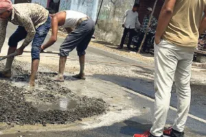 असर खबर का : सारथल हाइवे का खतरनाक गड्ढा भराए राहगीरों को राहत