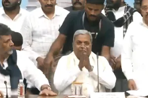 कर्नाटक में बड़ा सियासी उलटफेर: डी.के. शिवकुमार के हाथों में होगी राज्य की कमान, सिद्धारमैया ने राज्यपाल के सचिव को सौंपा इस्तीफा