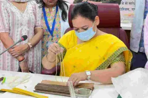 250 वर्ष पुरानी सुश्रुत संहिता पांडुलिपि बनी आकर्षण का केंद्र, विशेषज्ञों ने लाइव संरक्षण तकनीक का किया प्रदर्शन