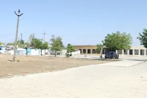 स्कूल परिसर में वर्षों से नहीं हट रहा अतिक्रमण, जानें पूरा मामला 