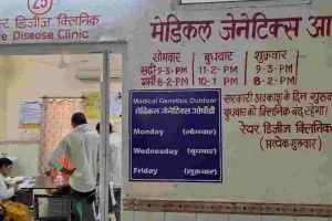 जेके लोन अस्पताल में औचक निरीक्षण, कई चिकित्सक अनुपस्थित मिलने पर प्राचार्य ने जताई नाराजगी