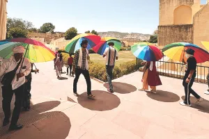 अब धूप नहीं बनेगी रुकावट, जंतर-मंतर में पर्यटकों को दिए जा रहे छाते