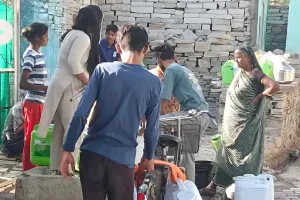 भीषण गर्मी में पेयजल को तरसे ग्रामीण, गहराया संकट