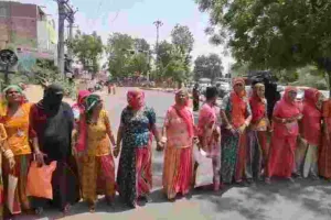 राशन नहीं मिलने से भड़के क्षेत्रवासी, सड़क जाम कर किया विरोध प्रदर्शन