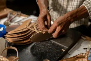 इस तरह बुन रहे हैं फुटवियर में भारत का भविष्य
