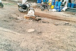 सीसी के लिए खोदी सड़क, जाम व हादसों का खतरा