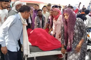 गलत इंजेक्शन लगाने के बाद एमबीएस अस्पताल में दो मरीजों की एक साथ मौत, शवों को सड़क पर लाकर परिजनों ने किया प्रदर्शन 