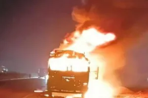 आवारा पशु को बचाने के प्रयास में हादसा : डंपर और ट्रेलर की भीषण टक्कर, दोनों वाहनों में लगी आग