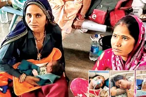 मां आईसीयू में जिंदगी के लिए लड़ रही,बाहर परिजनों की गोद में बिलख रहे नवजात