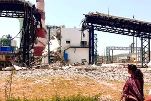 दो साल से कम समय में ढही करोड़ों की संरचना : ग्लास फैक्ट्री में 100 मीटर ऊंची चिमनी गिरी, बड़ा हादसा टला
