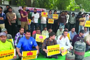 पंजाब में आप का गैस कीमतों में बढ़ोतरी के खिलाफ प्रदर्शन : बढ़ी कीमतों को वापस लेने की मांग, महंगाई पर नियंत्रण करने में विफल्ता पर की केंद्र सरकार की आलोचना