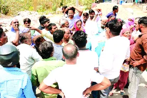 रसोई का संकट गहराया : गैस सिलेंडर के लिए उपभोक्ताओं की लंबी कतारें, शहर में बढ़ी कालाबाजारी