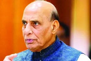 रक्षा मंत्री ने किया स्पष्ट : देश में किसी भी पेट्रोलियम उत्पाद की कोई कमी नहीं, घबराहट में खरीददारी से बचें लोग