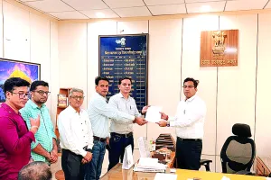 आरजीएचएस योजना सहित अन्य मुद्दों को लेकर राजस्व कर्मचारियों ने किया प्रदर्शन, मुख्यमंत्री के नाम कलक्टरों तहसीलदारों को सौंपा ज्ञापन
