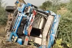अलवर में भीषण हादसा : खाई में उतरी रोडवेज स्लीपर बस ; कई यात्री घायल, ग्रामीणों ने बचाई जान