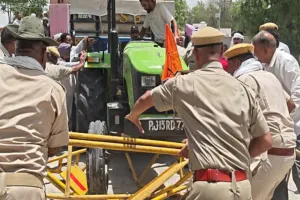 किसानों के सब्र का बांध टूटा: रेलवे ट्रैक किया बाधित, गेहूं खरीद में आ रही समस्याओं के समाधान की सरकार से मांग
