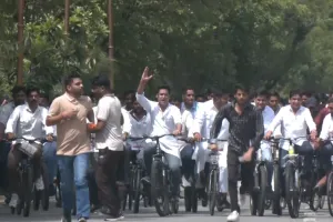 मुख्यमंत्री आवास पर युवाओं की साइकिल रैली, पीएम मोदी के ईंधन बचत संदेश को दिया समर्थन