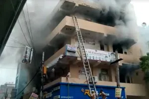 दिल्ली में भीषण हादसा: चार मंजिला इमारत में लगी आग ; 9 लोगों की मौत, दो लोग झुलसे