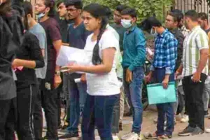 यूपीएससी सिविल सेवा परीक्षा के लिए अभ्यर्थियों में उत्साह, केंद्रों पर रही भीड़ 