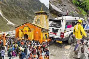 केदारनाथ यात्रियों की बढ़ी मुश्किलें: भारी बारिश के चलते यात्रा अस्थायी रूप से स्थगित, श्रद्धालुओं को सुरक्षित स्थानों पर रोका गया