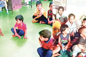 स्कूलों में ताले, आंगनबाड़ी केंद्र पर आने को मजबूर बच्चे