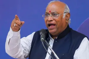 खड़गे ने की केन्द्र सरकार की आलोचना : कच्चे तेल की कीमतों में कमी, जनता को राहत नहीं दे रही सरकार