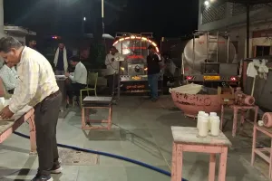 सेहत से खिलवाड़ : 1450 लीटर मिलावटी और खट्टा दूध कराया नष्ट, मिलावटखोरों के खिलाफ चिकित्सा विभाग का सख्त एक्शन 