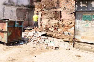 पिंक टॉयलेट के नाम पर पुरानी सुविधा खत्म : सुविधा के लिए दर-दर भटक रहे ग्रामीण, 15 दिन से काम ठप