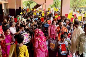 निर्धन अनाथ बच्चों को वितरण की गई शिक्षण सामग्री 