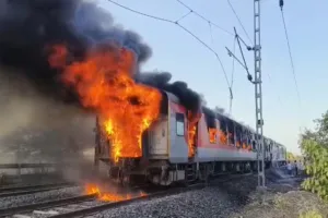 त्रिवेंद्रम-दिल्ली राजधानी के AC कोच में लगी भीषण आग: यात्रियों में मची अफरा-तफरी ; जानमाल की कोई हानि नहीं, बचाव और राहत कार्य जारी 